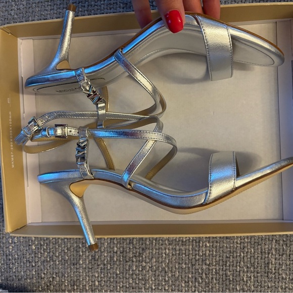 Michael Kors Metallic Silver Leather Sandals – Size 9 – Brand New - Picture 6 of 11